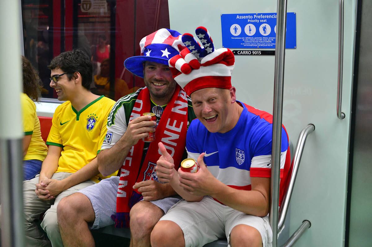 Torcedores de Brasil e da Croácia se misturam e permanecem em clima amistoso antes da partida de abertura de Copa do Mundo nesta quinta-feira (12). A reportagem do R7 flagrou torcedores croatas entrando no Expresso Copa, que vai da estação Luz da CPTM até o estádio Arena Corinthians, mas sem qualquer hostilidade dos brasileiros. Pelo contrário, os brasileiros ajudam a dar informação