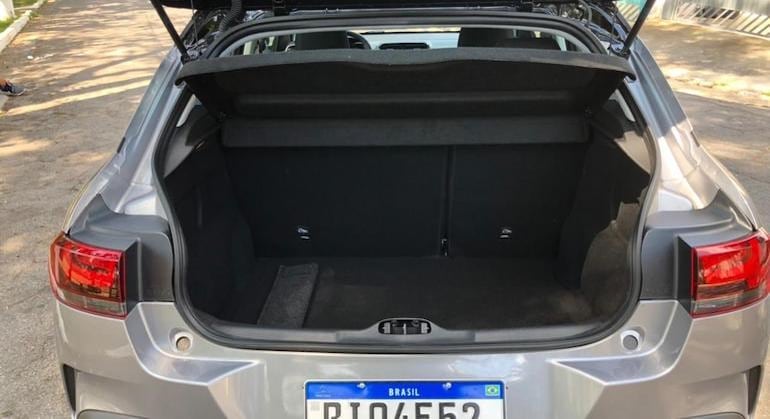 Porta-malas tem capacidade para 320 litros