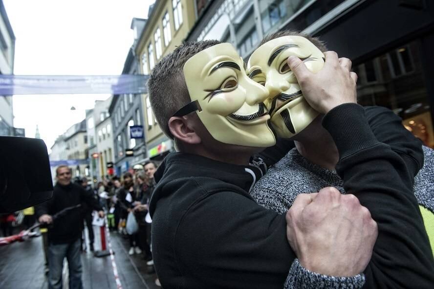 Um casal homossexual participa de uma marcha de conscientização em Copenhague nesta quinta-feira. A organização do evento foi realizada pela Fundação AIDS, com o objetivo de mostrar para pessoas que pessoas com AIDS podem manter relacionamento e que o vírus não se propaga na troca de saliva durante o beijo