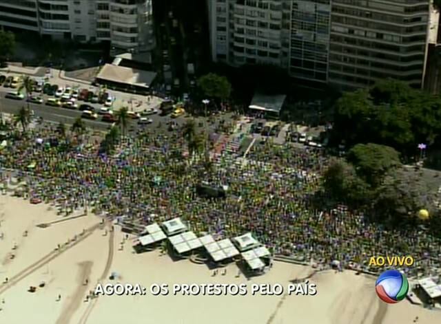 Centenas de pessoas se reuniram na praia de Copacabana, zona sul do Rio, na manhã deste domingo (12) em protesto contra o governo federal. Manifestantes pediam o fim da corrupção e gritavam pelo impeachment da presidente Dilma e a saída do PT (Partido dos Trabalhadores) do governo. Leia mais