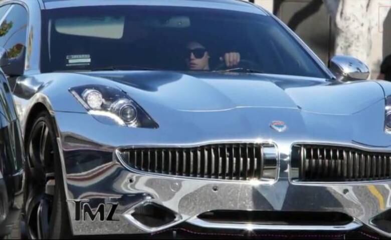 O ídolo teen foi flagrado a bordo de um Fisker Karma devidamente "estragado" por uma pintura cromada tenebrosa
