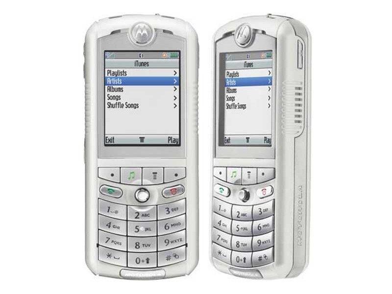 E outro problema: o celular só aguentava 100 canções. O Rokr
era tão problemático que não funcionou nem na demonstração feita pelo Steve
Jobs