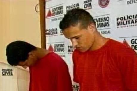 Além de incendiar o veículo, dupla assaltou os passageiros