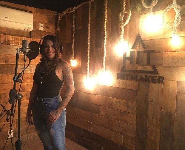 Petra Mattar segue os passos do pai Mauricio e agora é cantora. A digital influencer de 24 anos lançou na sexta-feira (9) três músicas nas plataformas de streaming e vai sair em turnê 