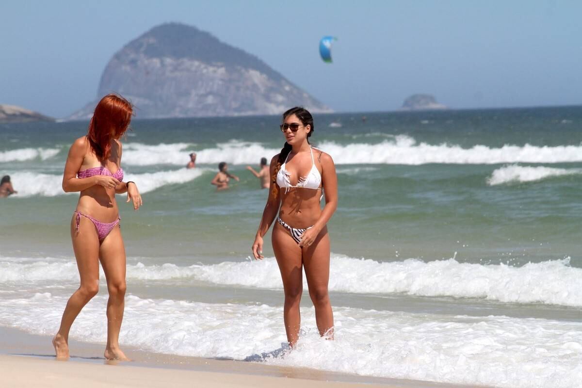 Patricia Jordane exibe corpão na praia