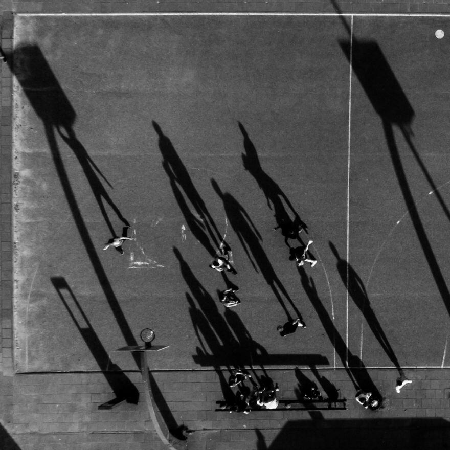 Já se perguntou como é um jogo de basquete visto de cima? Essa imagem resume bem - e as sombras ajudam bastante