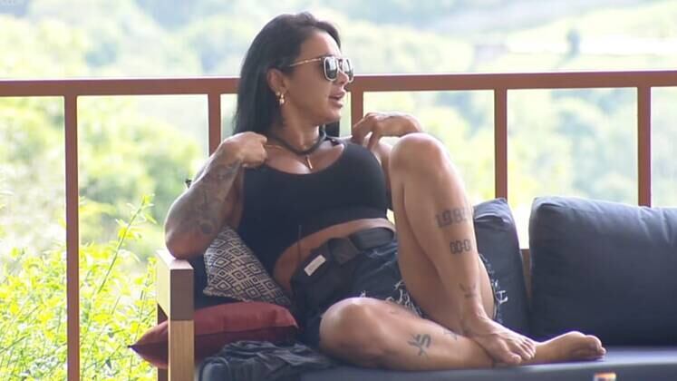 Simioni revelou que uma mentira foi suficiente para destruir
seu casamento. "Ele era Deus no céu, ele na Terra", admitiu. A empresária
contou que ficou quatro anos tentando engravidar do ex-marido e que, apesar de
ter vivido um conto de fadas com ele, suportou muitas coisas ao longo dos seis anos de
relacionamento: "A mãe dele me atacando, as duas ex me perturbando, ofensas
vindas de criança", confidenciou.