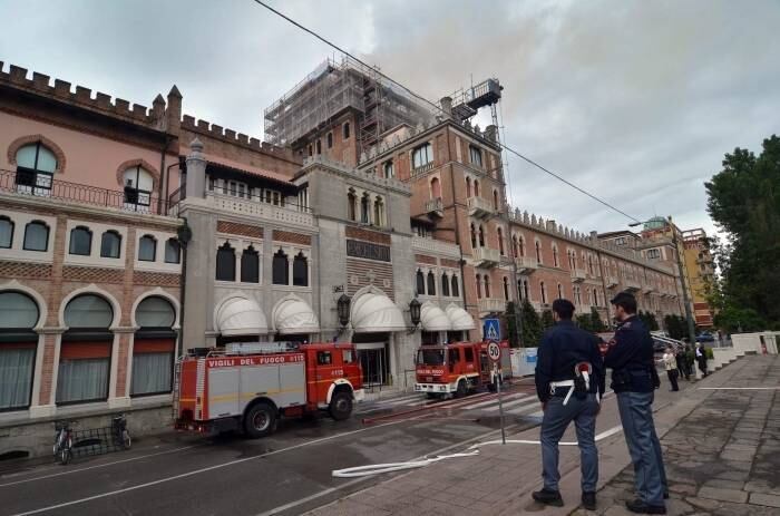 Os bombeiros isolaram a área e apagaram as chamas, em seguida garantiram a segurança da parte do teto atingida. As outras partes da estrutura não ficaram comprometidas.

A fumaça, provocada pelo fogo, foi vista há quilômetros de distância.As equipes dos bombeiros trabalharam no local por cerca de cinco horas inclusive verificando a possível presença de outros focos de incêndio