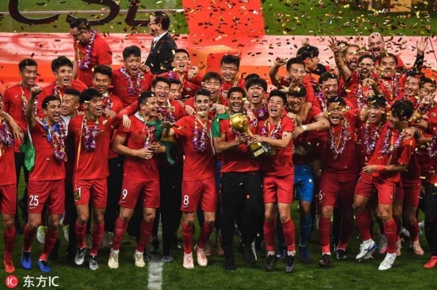 CONQUISTOU - Com três brasileiros no elenco, o Shangai SIPG, foi campeão chinês nesta quarta-feira de manhã. O time de Hulk, Elkeson e Oscar bateu o Beijing Renhe por 2 a 1 e acabou com uma hegemonia de sete anos do Guangzhou Evergrande. A equipe contou com uma assistência de Elkeson na partida para conquistar o título de forma antecipada.
(Foto: Divulgação)