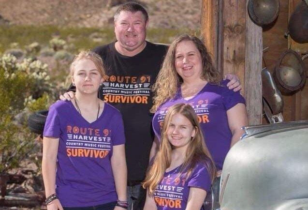 Stacie Armentrout e sua família com camisetas de sobreviventes de Las Vegas