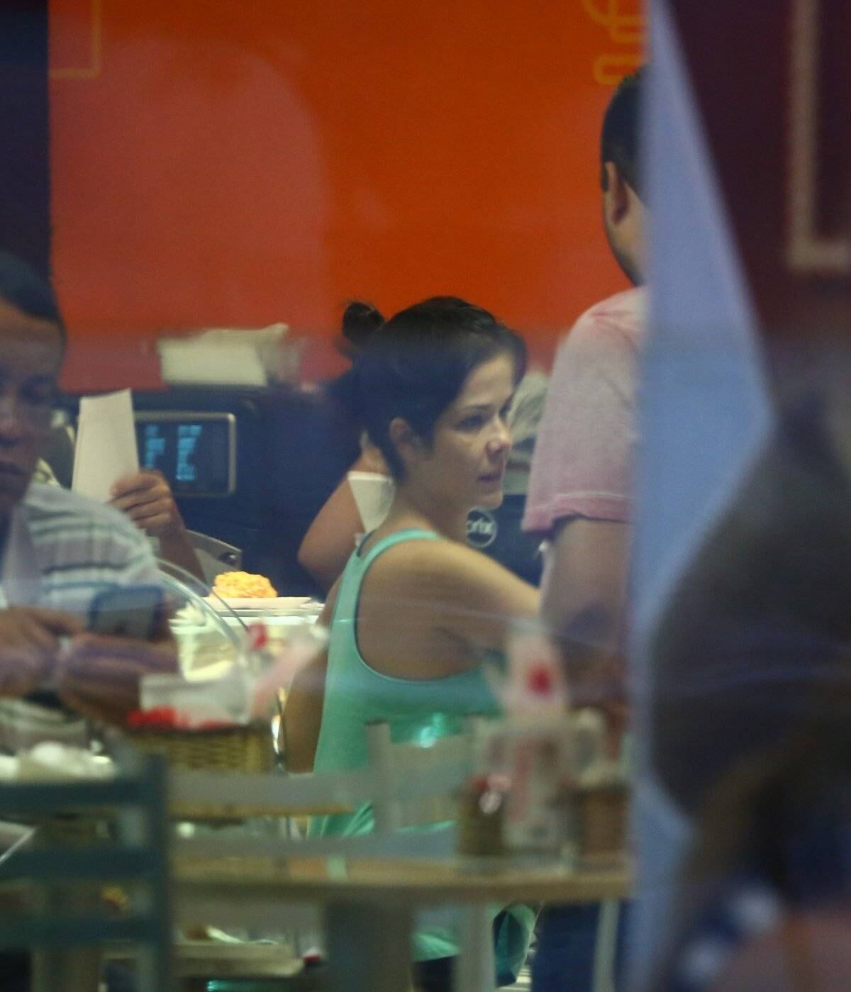 Samara Felippo dispensa maquiagem e faz compra com look despojado