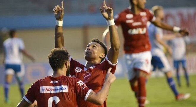 Matheus Anderson comemora o gol da vitória do Vila Nova diante do Avaí