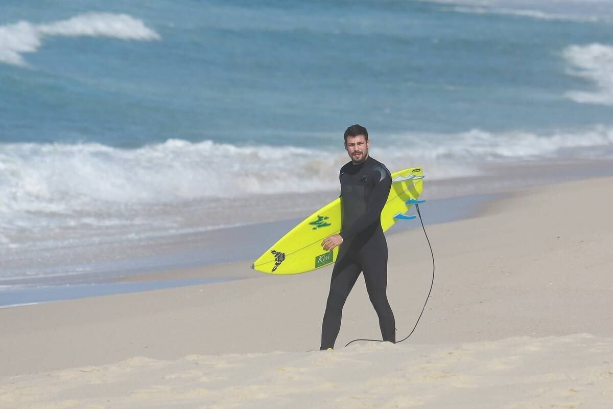 Cauã Reymond surfou no Recreio dos Bandeirantes nesta segunda-feira (21)