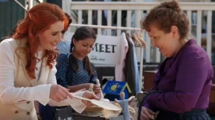 Trabalho em equipe 

Já Florence (Loretta Walsh), Molly (Johannah Newmarch) e Minnie (Natasha Burnett) inauguraram uma feira de trocas na cidade e ensinaram a importância de reaproveitar objetos, utensílios e até roupas
 