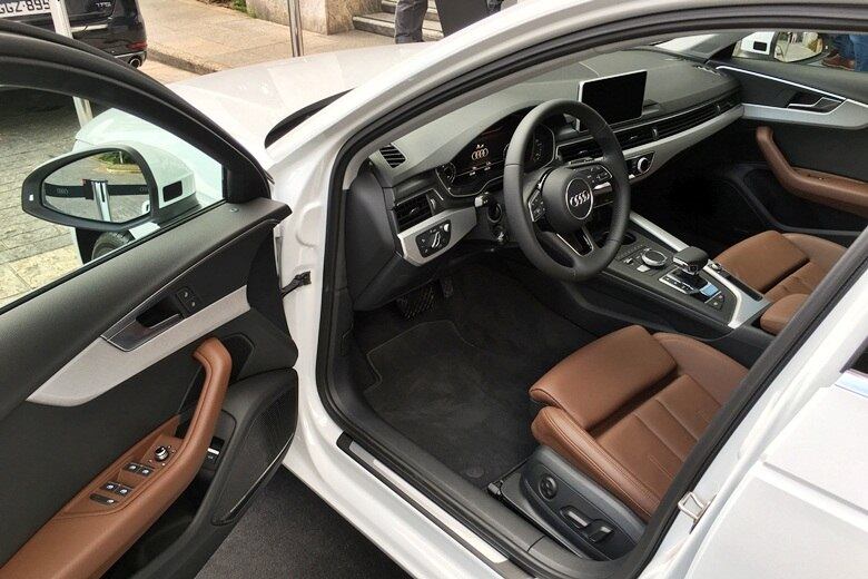 Passando para o lado de dentro, a Audi também inovou no
design e conseguiu extrair uma excelente combinação de requinte e modernismo, com o excelente acabamento e novo formato do painel central