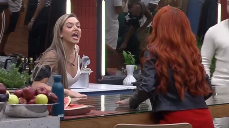 Na última semana, após discutirem na formação da DR, Brenda e Matheus continuaram brigando com os rivais Karol e Mussunzinho depois do ao vivo. Após troca de ofensas, a maquiadora jogou água no ator e em sua esposa, que saíram do sério e tiveram que ser contidos pelos outros colegas de confinamento