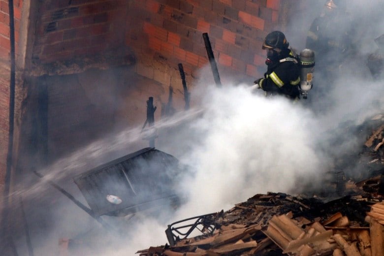 O incêndio que atingiu a favela de Paraisópolis, na zona sul de São Paulo, na manhã desta terça-feira (10), destruiu ao menos cem barracos, segundo informações do Corpo de Bombeiros. A comunidade é a segunda maior da capital paulista