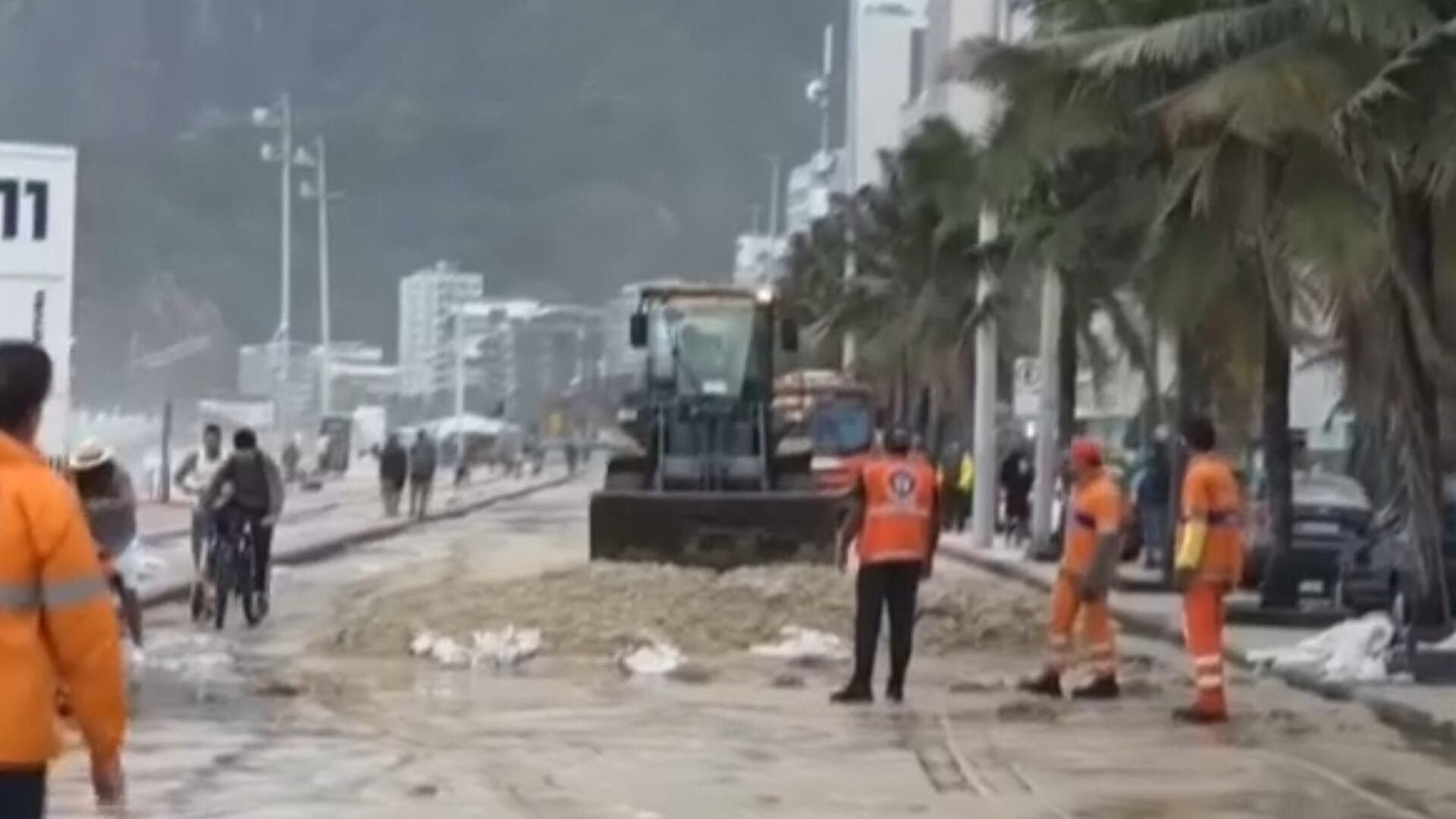 Ressaca do mar interdita duas faixas na orla do Leblon, no Rio de Janeiro