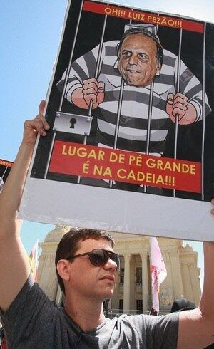 Servidores protestam em frente à Alerj