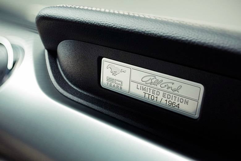 Dentro da cabine, logo acima do porta-luvas, uma placa indica a numeração de cada uma das 1.964 unidades