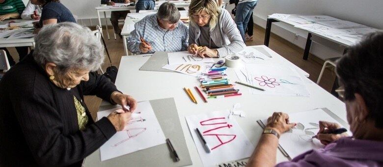 Idosos do projeto preparando suas manifestações artísticas para colocar em muros de Estarreja