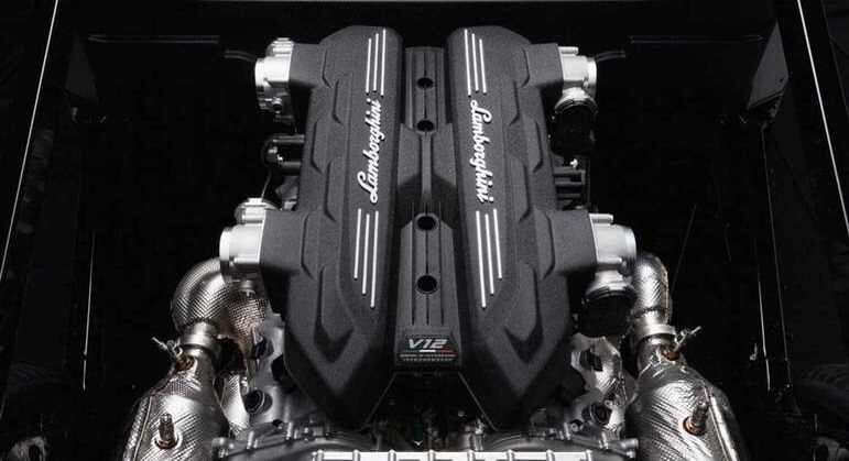 Lamborghini chama o novo motor de LB744