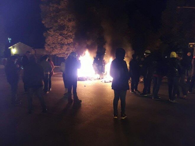 Manifestantes atearam fogos ao redor da residência da governadora
