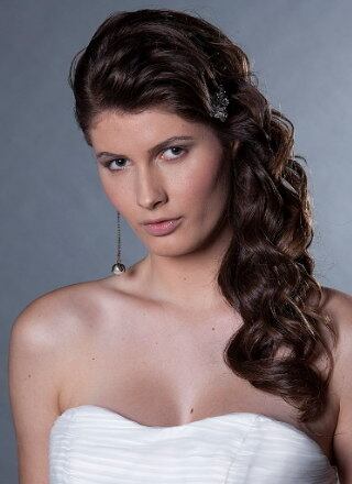 Preso apenas em uma das laterais,
esse penteado é feito com o auxílio do moderador térmico, pomada e spray de
fixação. “É ideal para noivas que pretendem casar na praia e no campo. Vale
destacar a leveza, naturalidade e romantismo deste penteado”, observa o
consultor do reality Hair.