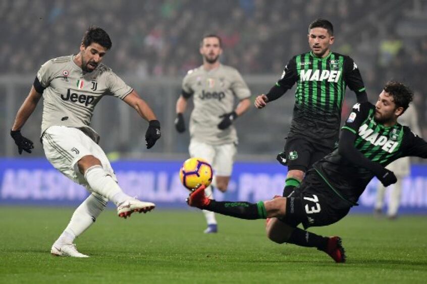 ESQUENTOU - Sem espaço com o técnico Andrea Pirlo na Juventus, o volante Sami Khedira está perto de deixar a Velha Senhora. E segundo a imprensa italiana, o alemão será reforço do Everton, da Inglaterra, na janela de transferências de inverno da Europa. Segundo informações do jornal