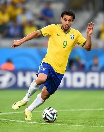 Além de ultrapassar o atacante do Bayern de Munique, Fred
atingiu a artilharia isolada do Campeonato Brasileiro com 17 gols. Caso Fred
mantenha a artilharia do campeonato, será a quinta vez que o camisa 9 conquista
esse posto