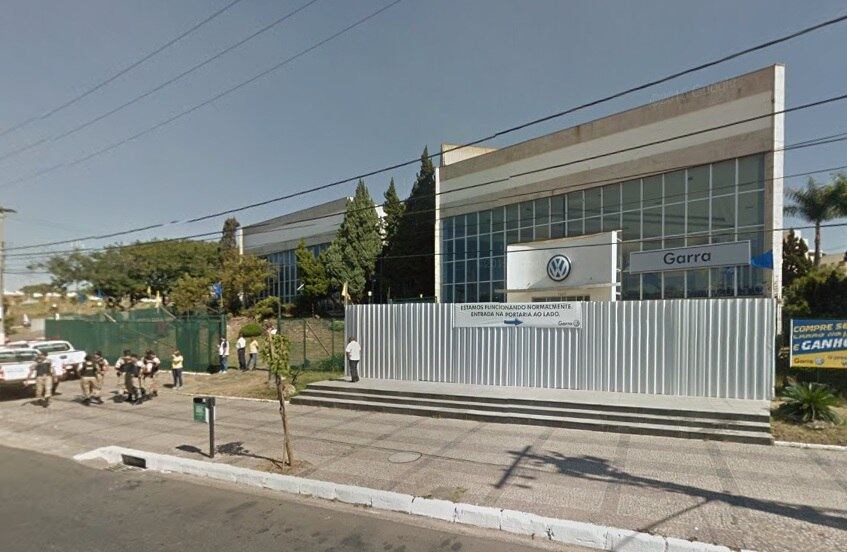 Carro foi roubado de dentro da Garra Veículos