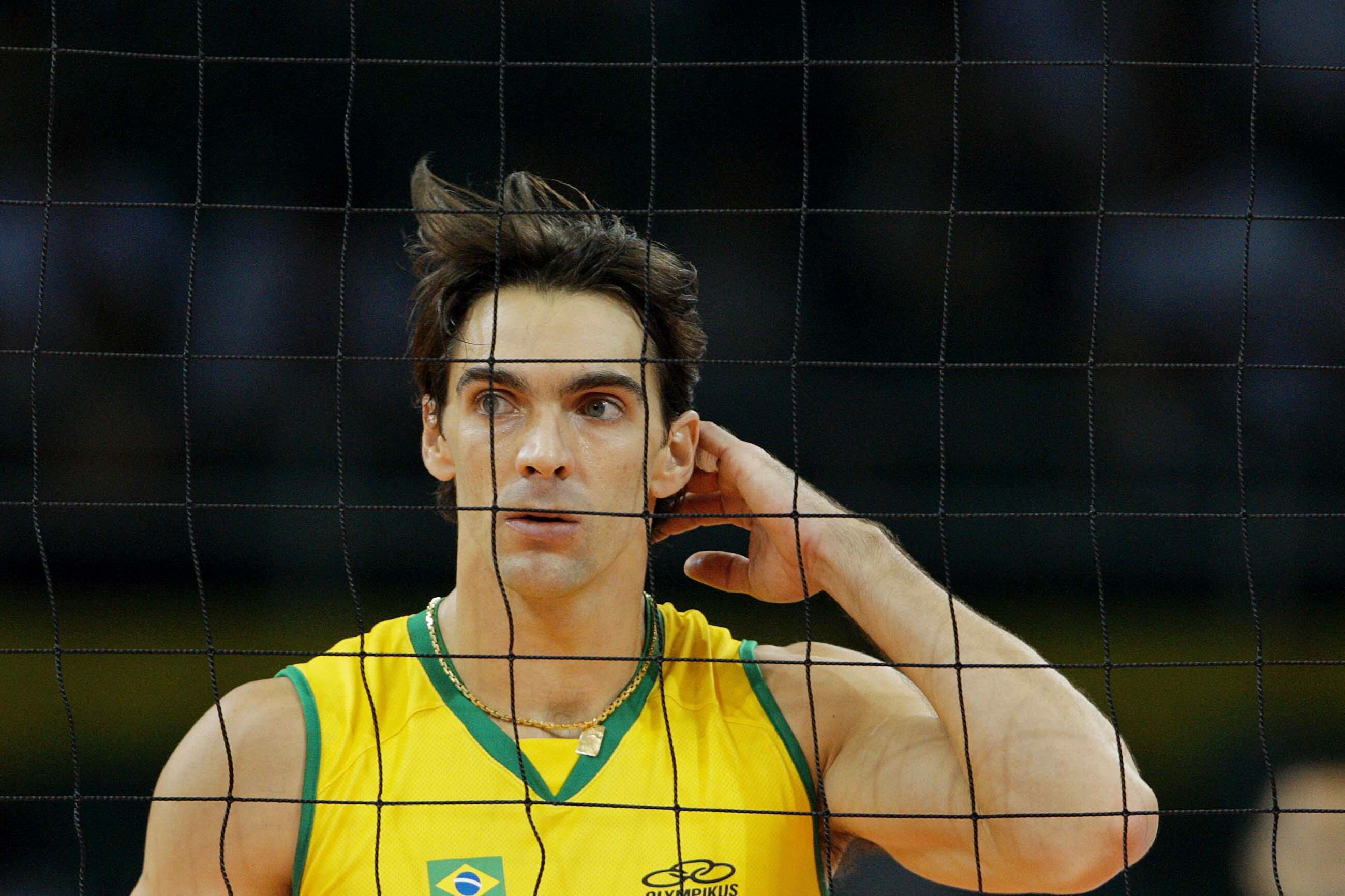 Apesar de todo inegável talento que possui, Giba esteve abaixo de sua própria média nos últimos anos. Sofrendo com lesões, ele teve temporadas decepcionantes no Pinheiros, no voleibol argentino e nos Emirados Árabes, onde teve o contrato encerrado após os três meses de experiência
