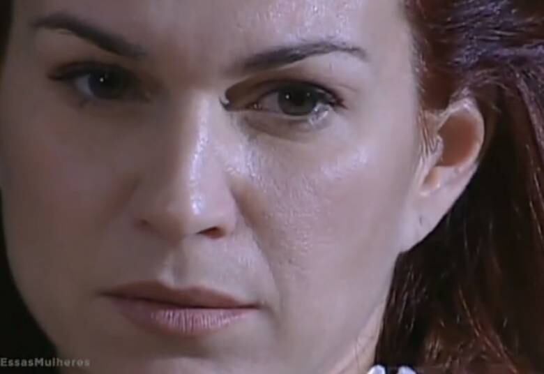 As maldades de Adelaide não param por aí: depois de uma briga entre as rivais, a mulher pediu ao pai que expulsasse a moça de casa com chibatadas
