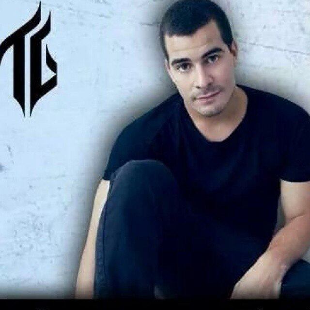 Thiago Martins também costuma fazer shows e cantar