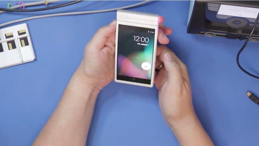 Os fãs mais otimistas acreditam que finalmente o Google irá dar as caras no Mobile World Congress com o Project Ara, um dos projetos mais ambiciosos de todos os tempos. Com ele, os usuários poderiam montar os seus smartphones com os itens que mais os agradassem, como se fosse um brinquedo de pecinhas. De qualquer maneira, o Google já anunciou que os celulares montáveis não chegarão ao mercado antes do fim de 2015