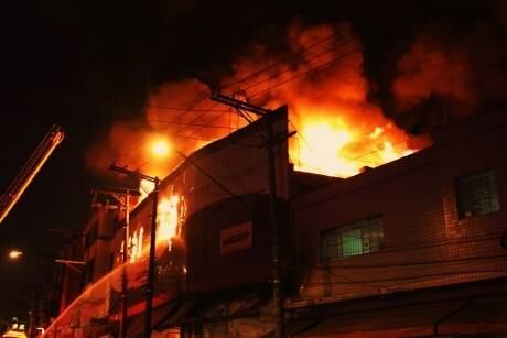 Incêndio atinge loja de departamentos na zona sul de SP