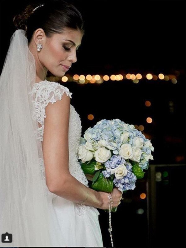 O vestido da noiva, branco tradicional, custou cerca de R$ 12 mil, pois 60% dele foi feito à mão.

─ O modelo já estava desenhado na minha cabeça e, a estilista Jaline Pimentel ficou com a confecção. Depois de várias provas, decidi mudar totalmente o vestido e, Jaline foi bem cuidadosa. Fiz questão de opinar em cada detalhe, desde o rapaz que ficaria na recepção à decoração. Surgiram alguns imprevistos, mas nada que atrapalhasse a nossa linda cerimônia
