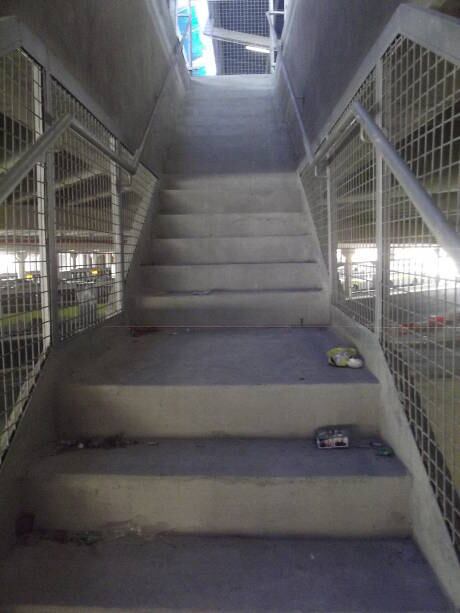 Encontrar o acesso para o terminal do piso superior é um desafio: as
escadas principais, ainda no reboco, estão fechadas com trancas