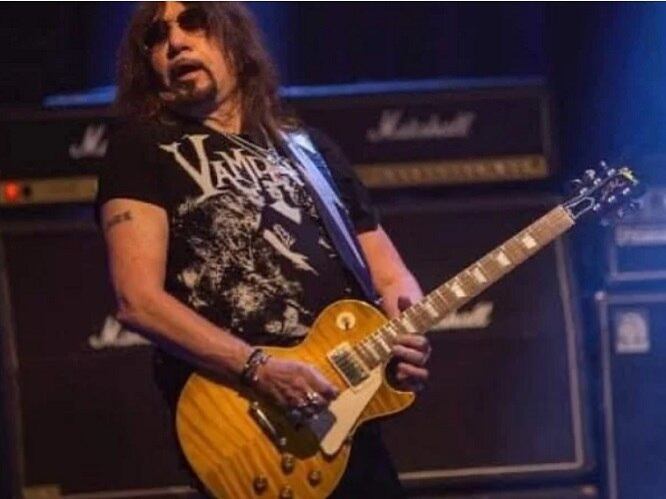 Paul Stanley e Gene Simmons decidiram criar um novo grupo musical que na visão deles ia ser um sucesso. Por isso, colocaram cartazes e anúncios em busca de novos integrantes. Um deles foi Paul Daniel Frehley (mais conhecido como Ace Frehley), que foi confundido na hora com um mendigo por Simmons, já que Frehley entrou no lucal usando uma vestimenta estranha, além de uma calça rasgada e tênis de cores diferentes.