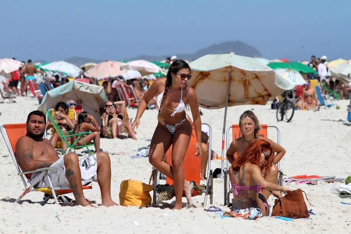 Patricia Jordane exibe corpão na praia