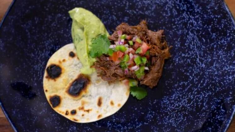 Taco
Por Gab Thalg

Ingredientes:
1 peça de fraldinha
250 g de farinha de trigo
1 pimentão verde
1 cebola branca
80 g de manteiga
240 ml de água
1 cebola roxa
sal
alho em pó
3 tomates
pimenta-do-reino
cebola em pó
1 maço de coentro
2 pimentas dedo-de-moça
coentro em grão
4 unidades de avocado
1 unidade de pimenta bode
1 unidade de cenoura
1 unidade de pimenta amarela
1 talo de salsão
50 ml de azeite
2 folhas de louro
1 unidade de limão
vinagre

Modo de preparo:
1. Corte a fraldinha em cubos e tempere com sal e pimenta.
2. Cozinhe com o mirepoix (combinação dos legumes cortados em cubinhos) de cebola, salsão, cenoura e louro.
3. Com água na pressão, desfie a carne e coloque no caldo para reduzir.
4. Ferva a água com manteiga e uma pitada de sal.
5. Tire do fogo e acrescente a farinha de trigo. Sove até ficar uma massa homogênea.
6. Descanse a massa por 10 minutos. Depois, abra, faça discos e sele até dourar.
7. Prepare um vinagrete básico com azeite e vinagre. Corte os tomates, o pimentão verde e a cebola roxa, as pimentas e tempere com vinagrete e coentro.
8. Processe o avocado com a cebola e o alho em pó, pimenta-do-reino, azeite e limão. Por fim, monte o taco e decore com folhas de coentro.

Veja matérias, entrevistas e receitas que marcaram a terceira temporada do reality no site oficial do Top Chef Brasil 3.
