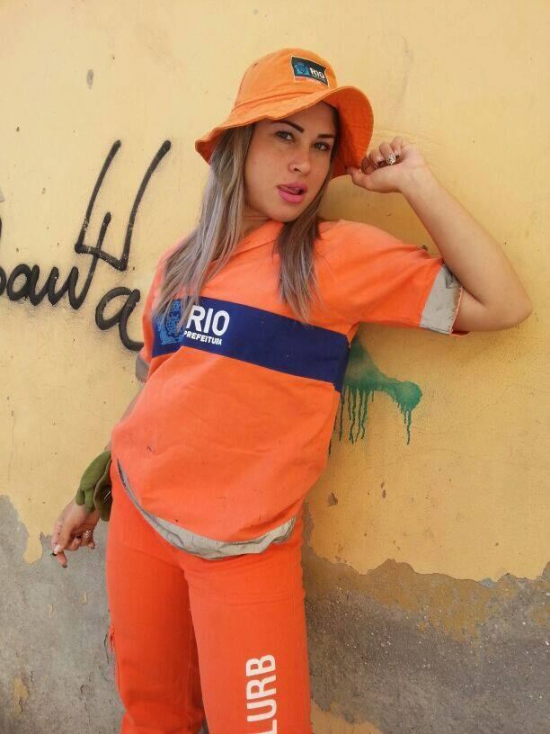 Apesar do espaço atingido na mídia, Rita não abandonou o posto de gari e continua varrendo as ruas do Rio

Após virar febre nas redes, Gari Gata posa nua para revista masculina
