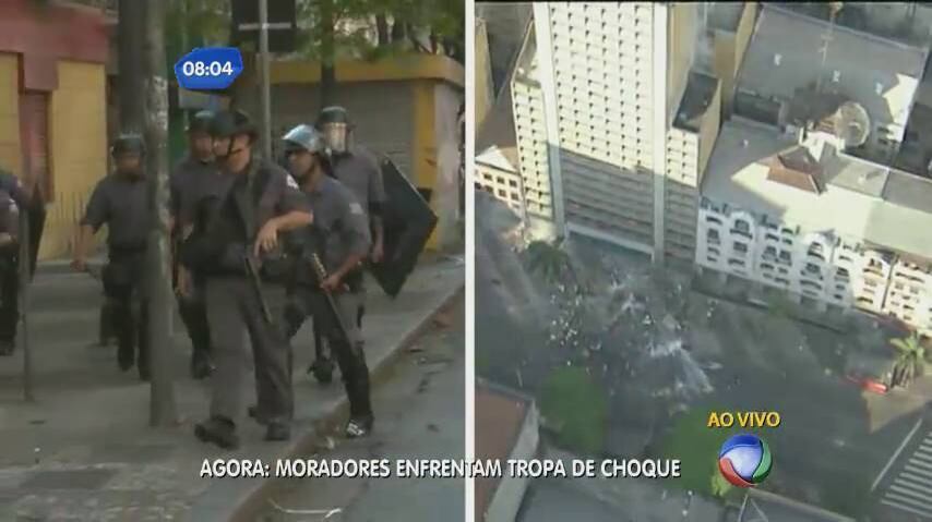 Integrantes de grupo de sem-teto atiram objetos em policiais que participam de reintegração