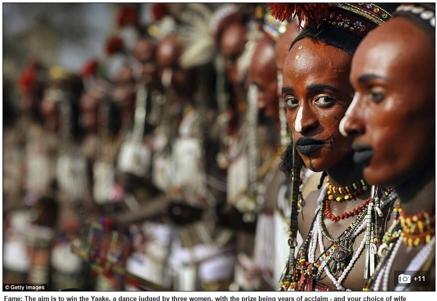 Depois de meses viajando através de quilômetros de deserto
árido, o festival Gerewol é a chance para eles se unirem para um festival de música e dança, que dura sete dias e sete noites