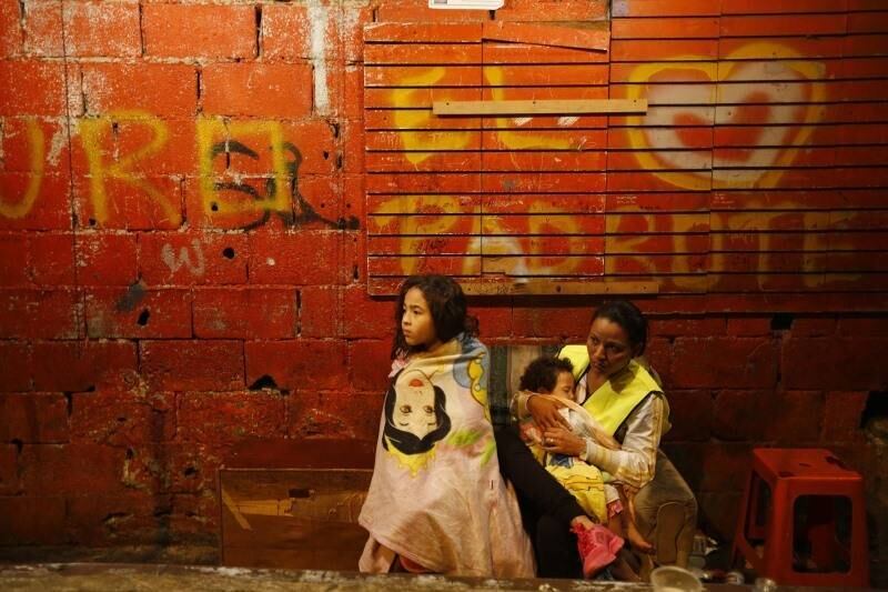 Moradores desalojados da
Torre de Davi, a maior favela vertical do mundo, esperam por ônibus para
levá-los a uma nova casa em Caracas, na Venezuela. Soldados venezuelanos
começaram a retirar nesta terça-feira centenas de famílias do edifício. 

Construída
para ser uma joia no coração do país, a Torre de Davi, de 45 andares, era um hotel cinco estrelas mas foi abandonada em 1994, quando seu criador morreu. Ela abrigava
atualmente mais de 3 mil pessoas