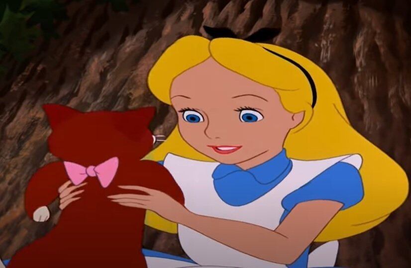 Cena importante número 1: Alice está entediada com a aula de História que sua irmã está dando ao ar livre. Ela decide ir pra perto de um rio, onde avista um coelho branco.