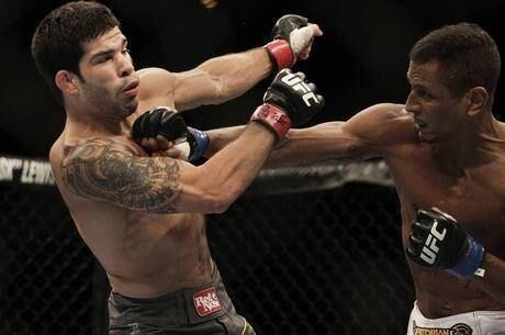 Johnny Eduardo (à direita) já cancelou três duelos no UFC