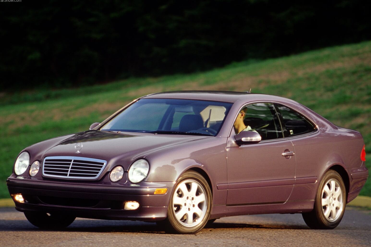 Com visual esportivo e a sobriedade típica alemã, o Mercedes-Benz CLK 430 era a variação apimentada do clássico sedã Classe E. Com um V8 e 14 anos de uso, esse alemão pode entrar na sua garagem por R$ 45,5 mil
