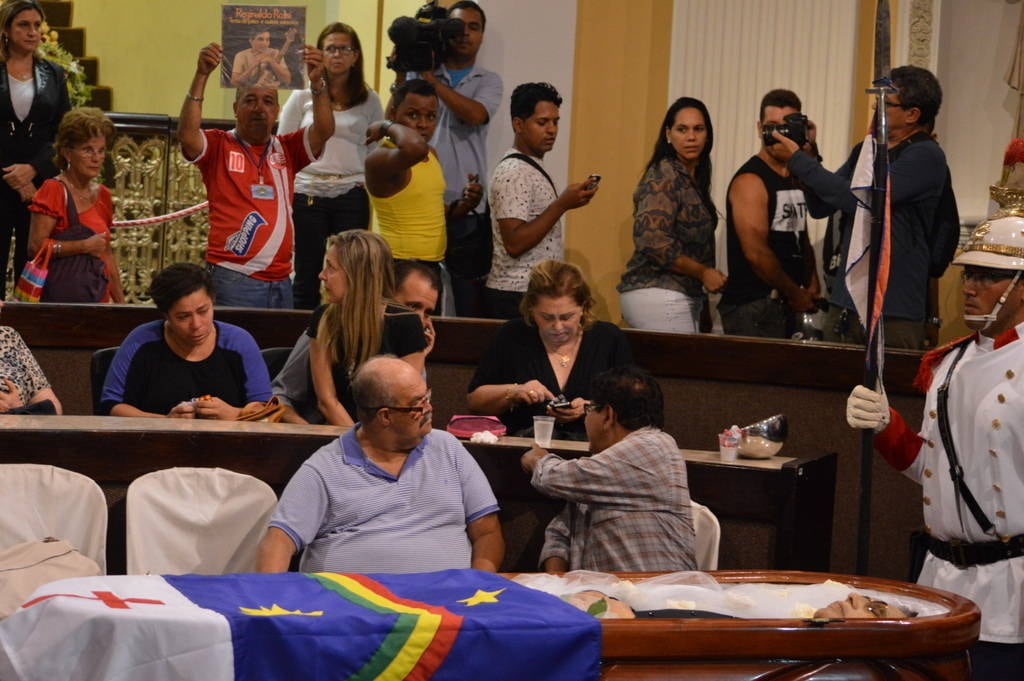 O velório ao público foi aberto ao público às 21h