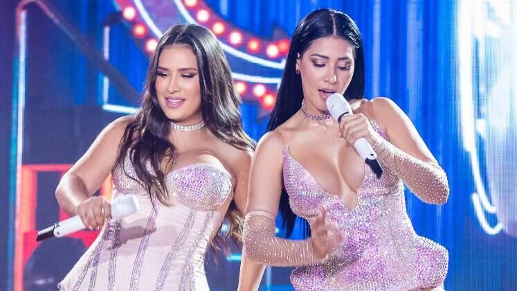 Simone e Simaria se reencontram no casamento de irmão caçula

As cantoras Simone e Simaria foram vistas pela primeira vez juntas desde o fim da dupla. O vídeo da festa de casamento do irmão caçula mostra que em um primeiro momento as irmãs ignoraram a presença uma da outra e não se cumprimentaram. Mais tarde, elas se encontraram novamente e se abraçaram, mas de forma suspeita. Simone ainda aproveitou para falar coisas no ouvido da irmã, mas depois disso nada aconteceu